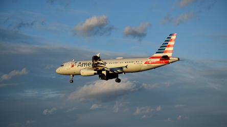 N665AW landing at Baltimore-Washington International Airport (BWI) [05]