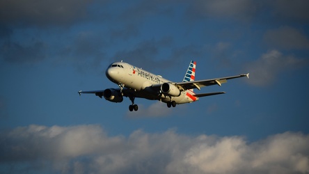 N665AW landing at Baltimore-Washington International Airport (BWI) [01]