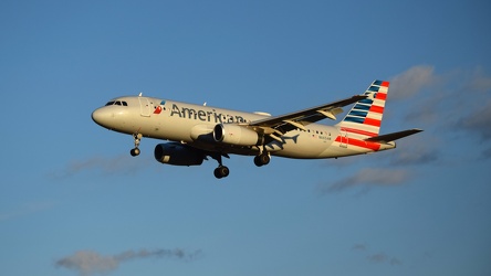 N665AW landing at Baltimore-Washington International Airport (BWI) [03]