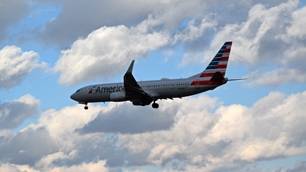 N931NN landing at Baltimore-Washington International Airport (BWI) [05]