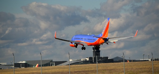 N768SW landing at Baltimore-Washington International Airport (BWI) [09]