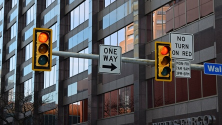 Traffic light at Third and Walnut Streets