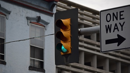 Traffic light at Second and Locust Streets [01]