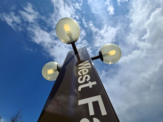 Platform pylon at West Falls Church station [02]