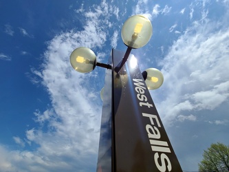 Platform pylon at West Falls Church station [05]