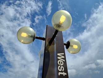 Platform pylon at West Falls Church station [06]