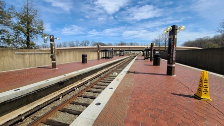 Platforms at West Falls Church station [01]