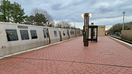 East Falls Church station platform [02]