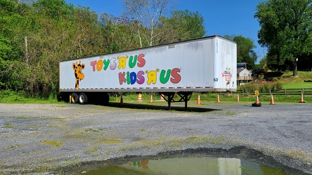 Toys "R" Us trailer in Sandy Hook, Maryland [02]