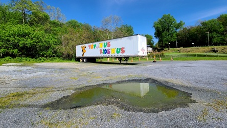 Toys "R" Us trailer in Sandy Hook, Maryland [03]