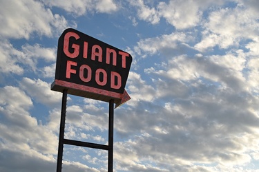 Neon sign at Giant Food in Laurel, Maryland [05]