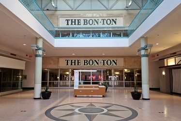 Former Bon-Ton wing at York Galleria [01]