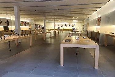 Closed Apple Store at Tysons Corner Center [02]