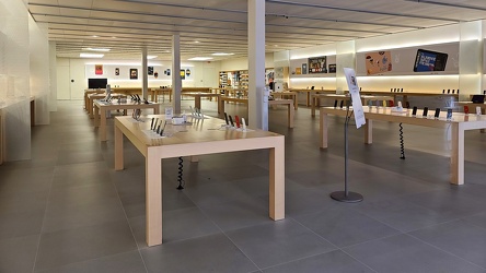 Closed Apple Store at Tysons Corner Center [03]