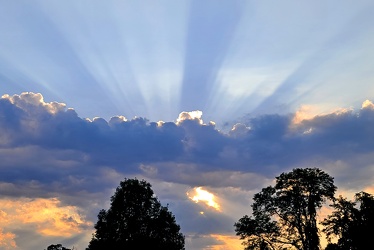 Rays of sun over Gaithersburg, Maryland [01]