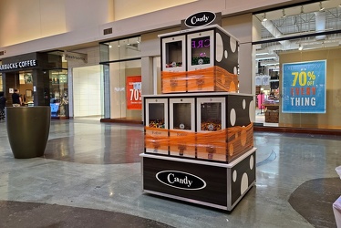 Closed candy machine at Arundel Mills [02]