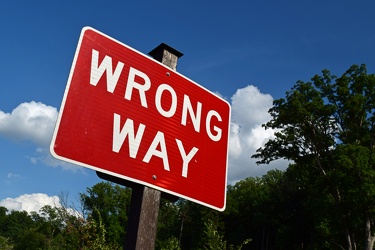 "WRONG WAY" sign at Devil's Den [02]