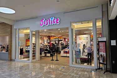 Closing Justice store at Tysons Corner [01]