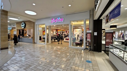 Closing Justice store at Tysons Corner [02]