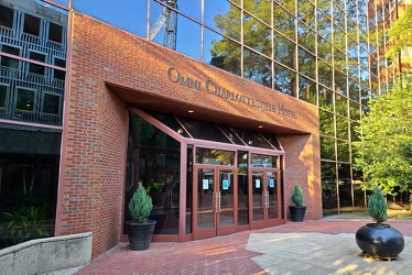 Entrance to Omni Charlottesville Hotel [06]