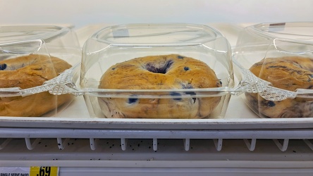 Individually packaged bagels at Shoppers Food [01]