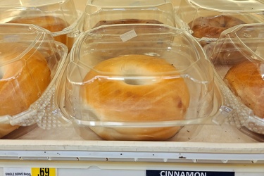 Individually packaged bagels at Shoppers Food [02]