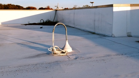 Object on the roof of the former Walmart in Leesburg, Virginia