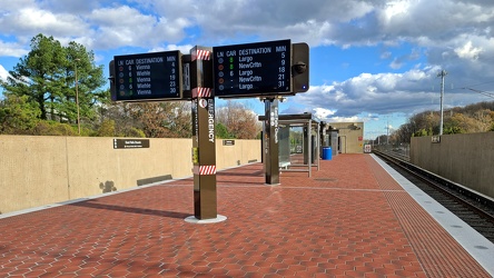 East Falls Church station platform [05]