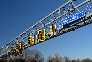 Traffic light gantry at Fairfax County Parkway and Sunrise Valley Drive [01]