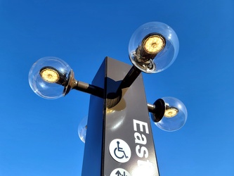 Platform pylon at East Falls Church station [01]