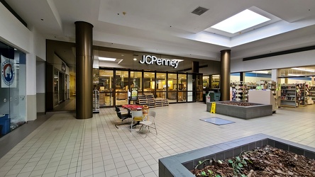 Entrance to former JCPenney store in Staunton Mall [02]