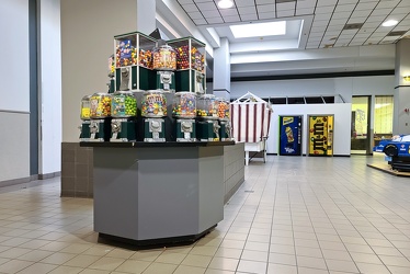 Gumball kiosk in Staunton Mall [01]