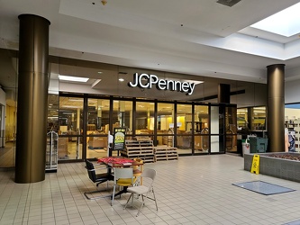 Entrance to former JCPenney store in Staunton Mall [01]