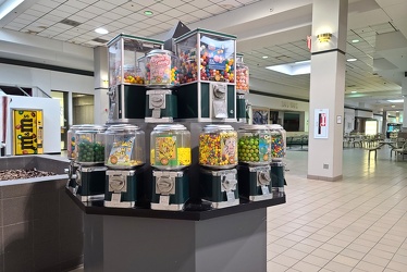 Gumball kiosk in Staunton Mall [02]