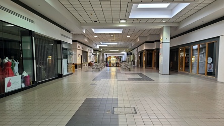 Staunton Mall main corridor between Peebles and Wards