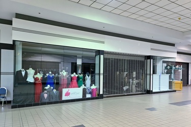 Former Fine's store in Staunton Mall