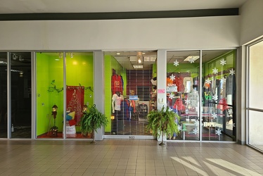 Clothing store in former LensCrafters store