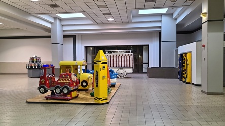 South entrance to Montgomery Ward in Staunton Mall