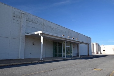 Former Peebles building at Staunton Mall [02]