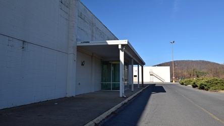 Former Peebles building at Staunton Mall [03]