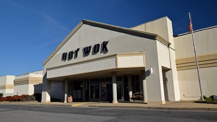 Center entrance to Staunton Mall [06]