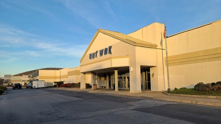 Center entrance to Staunton Mall [08]