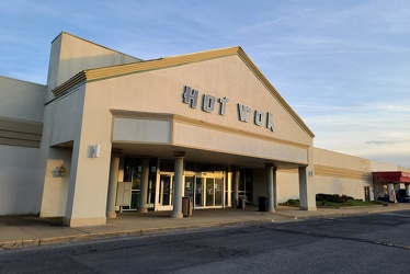 Center entrance to Staunton Mall [07]