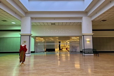 Center court at Staunton Mall [05]