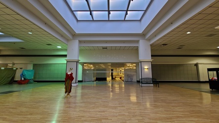 Center court at Staunton Mall [04]