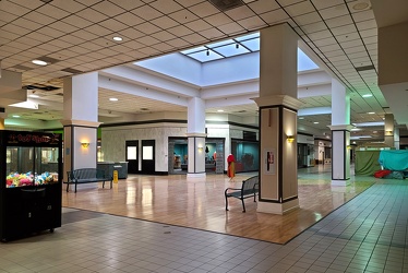 Center court at Staunton Mall [02]