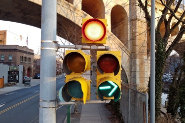 Right turn signal at Main Street and Green Lane [02]