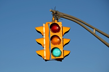 Traffic signal at intersection of Arctic and South Mississippi Avenues [01]