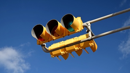 Horizontally-mounted traffic light in Atlantic City [02]