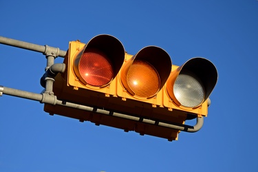 Horizontally-mounted traffic light in Atlantic City [04]